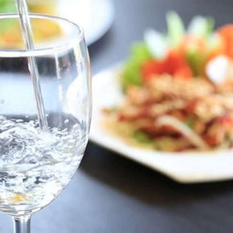 Uống nước đóng chai trong bữa ăn nên hay không?496