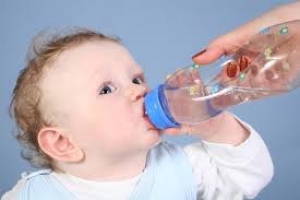 Trẻ uống bao nhiêu nước là đủ?
