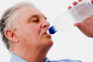 Cách uống nước tinh khiết giúp người già bảo vệ sức khỏe